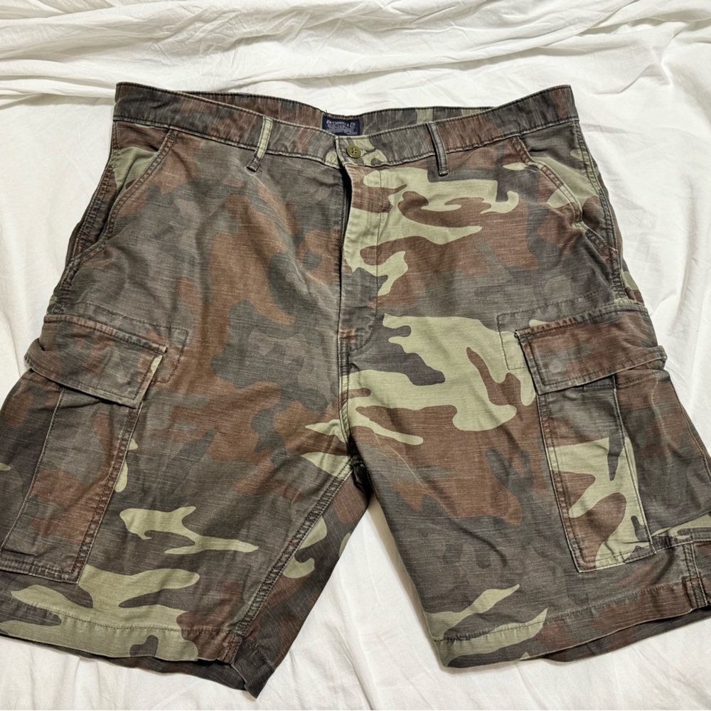 Levi camp cargo shorts size 40